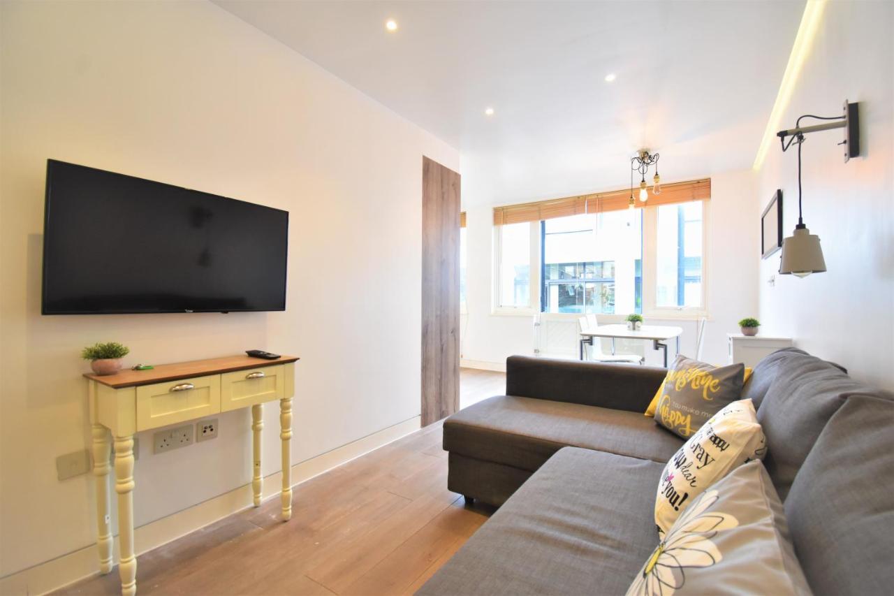 Stunning Apartment, Shirland Mews Londen